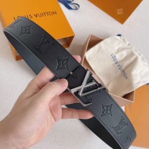 Louis Vuitton Men's Classic LV Initiales Embossed Leather Belt (Replica) - Image 6